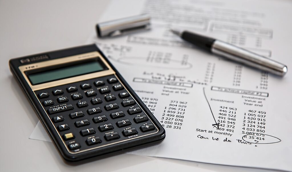 Nómina y calculadora sobre escritorio con gráficos laborales